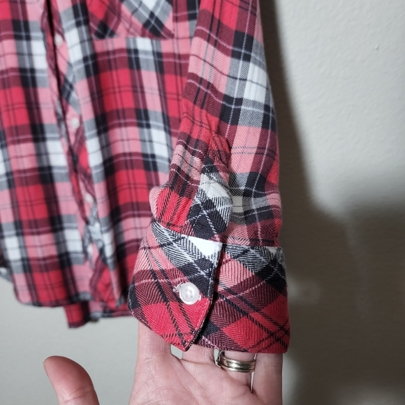 RAILS Hunter‎ Plaid Button front shirt in scarlet ash & white Model Off-Duty XS - Picture 7 of 14